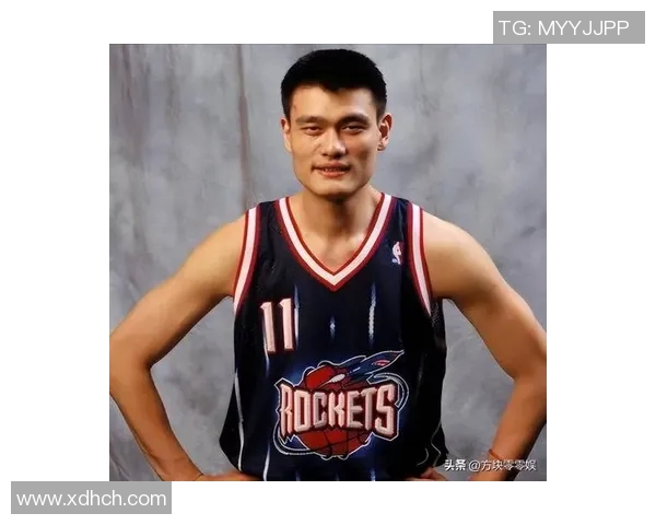 姚明上车时的优雅姿态与巨人风范展现了他独特的魅力与气质