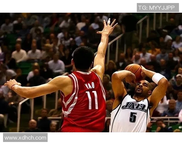 火箭队的姚明带领啦啦队展现激情与团结的篮球魅力