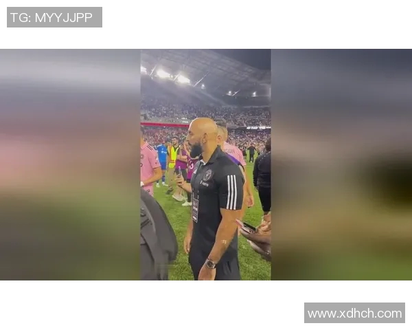 足球明星保镖勇敢拦截骚扰者展现职业素养与责任感